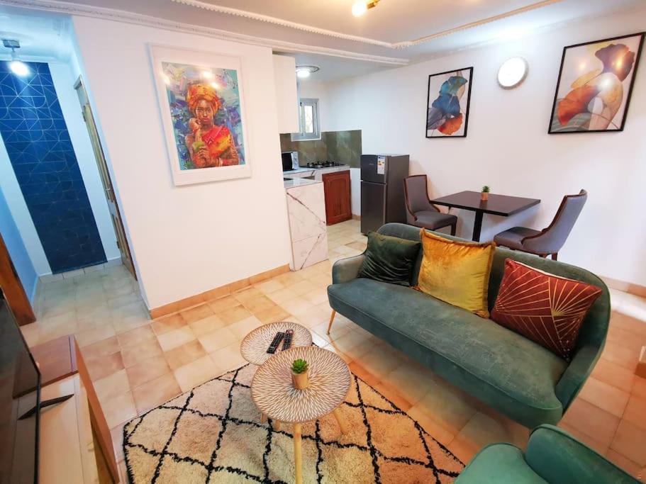 Ninja House Studio Chic Le Turquois Dore Yaounde Bagian luar foto